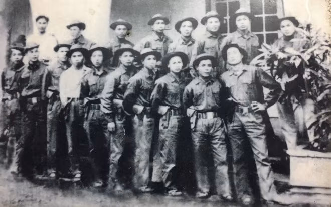 Đại tá Hồ Thanh Can (hàng sau, thứ 5 từ trái qua) và đồng đội thời điểm chuẩn bị lên đường chi viện chiến trường miền Nam. Đại tá Hồ Thanh Can (hàng sau, thứ 5 từ trái qua) và đồng đội thời điểm chuẩn bị lên đường chi viện chiến trường miền Nam.