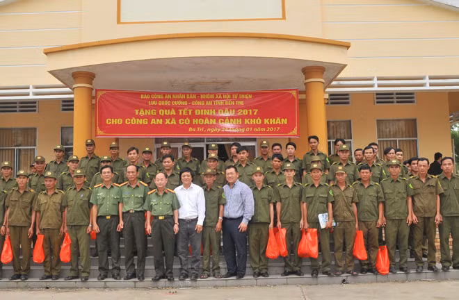 Những phần quà Tết ấm áp, nghĩa tình được Lãnh đạo Báo CAND trao cho Công an viên nghèo của tỉnh Bến Tre dịp Tết 2017.