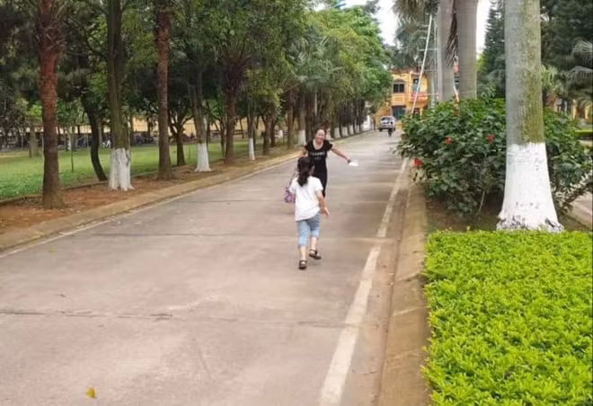 Phạm nhân gặp con của mình.