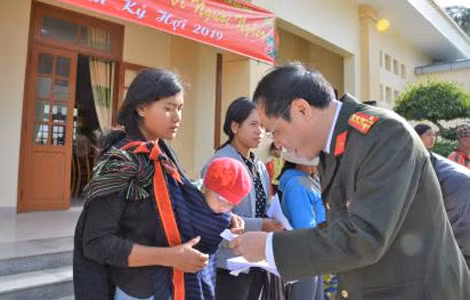 Đại tá Trần Thanh Phong, Phó Tổng Biên tập Báo CAND trao quà tặng bà con nghèo xã Lát, huyện Lạc Dương. Đại tá Trần Thanh Phong, Phó Tổng Biên tập Báo CAND trao quà tặng bà con nghèo xã Lát, huyện Lạc Dương.