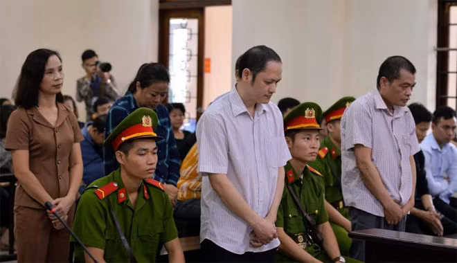 Các bị cáo nghe tuyên án sáng 25-10.