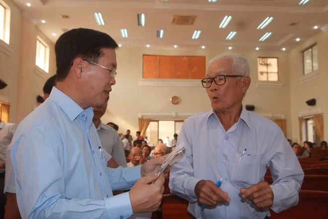 Đồng chí Võ Văn Thưởng trao đổi với cử tri.