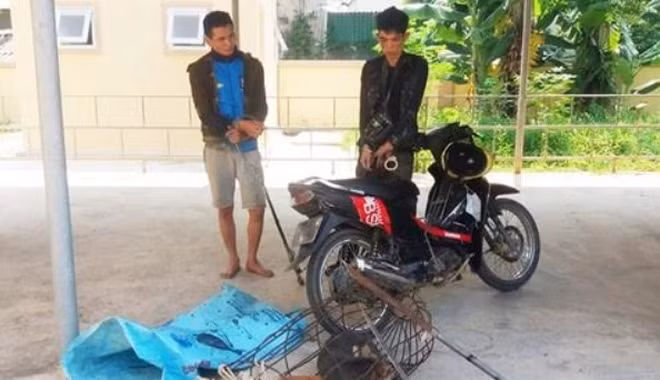 Hai cẩu tặc cùng tang vật.