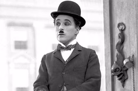 Danh hài Charles Chaplin là người bạn thân thiết với gia đình Mukasey tại Mỹ.