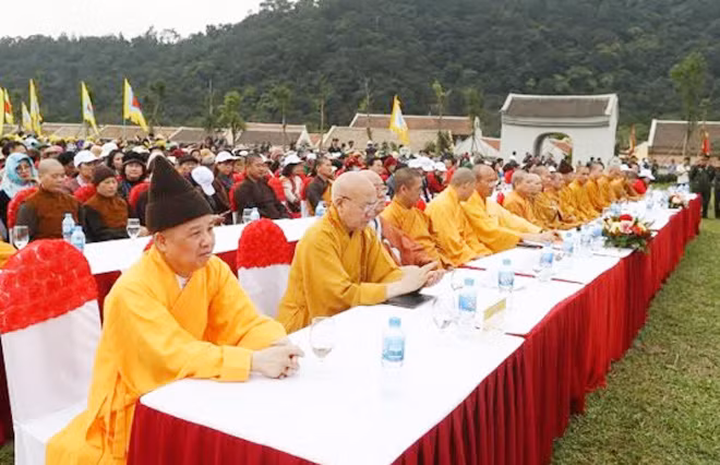 Các đại biểu, tăng ni, phật tử dự lễ khai hội Xuân Yên Tử 2019.