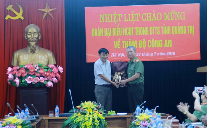 Thiếu tướng Nguyễn Xuân Hà tặng hoa đại diện lãnh đạo đoàn NCUT trong DTTT tỉnh Quảng Trị.