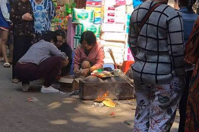 Người dân lo thể tất cho sinh linh xấu số. Người dân lo thể tất cho sinh linh xấu số.