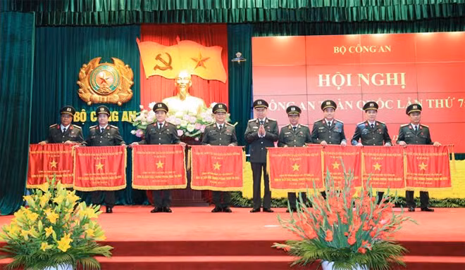 Thừa ủy quyền của Thủ tướng Chính phủ, Bộ trưởng Tô Lâm đã trao Cờ thi đua “Đơn vị xuất sắc trong phong trào thi đua năm 2019” của Chính phủ tặng Công an đơn vị, địa phương.