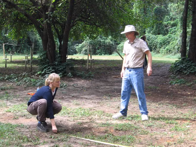 Estabrook (ngồi) và nhà nhân chủng học pháp y Erin Kimmerle trong quá trình tìm kiếm các ngôi mộ tại nghĩa trang Trường Dozier.