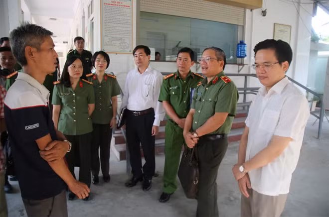 Thiếu tướng Hoàng Anh Tuyên, Phó Chánh văn phòng Bộ Công an cùng đoàn công tác đến thăm Trung tâm phòng chống HIV/AIDS tỉnh Nghệ An.