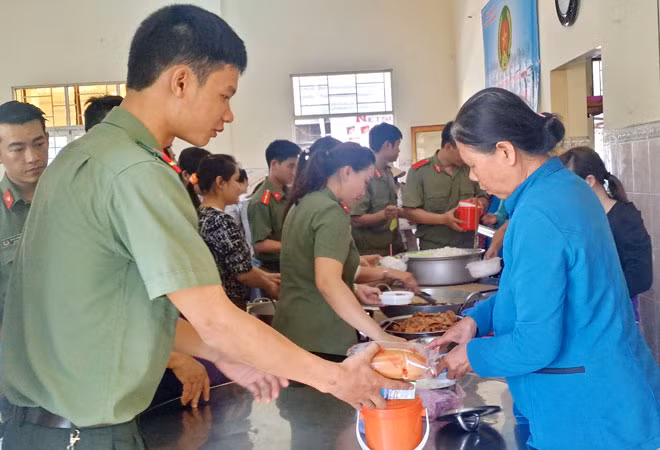 Tuổi trẻ Phòng An ninh chính trị nội bộ-Công an Phú Yên chăm lo bữa ăn từ thiện cho bệnh nhân nghèo ở Bệnh viện Sản – Nhi Phú Yên. Tuổi trẻ Phòng An ninh chính trị nội bộ-Công an Phú Yên chăm lo bữa ăn từ thiện cho bệnh nhân nghèo ở Bệnh viện Sản – Nhi Phú Yên.