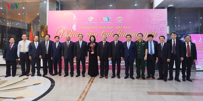 Lãnh đạo Đảng, Nhà nước cùng Ban Giám đốc Đài Tiếng nói Việt Nam và các đại biểu dự chương trình “Muôn vàn tình thương yêu” tại điểm cầu Hà Nội.