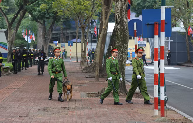 Lực lượng CSCĐ bảo đảm an ninh, an toàn tại khách sạn Metropole – nơi diễn ra Hội nghị Thượng đỉnh. Lực lượng CSCĐ bảo đảm an ninh, an toàn tại khách sạn Metropole – nơi diễn ra Hội nghị Thượng đỉnh.
