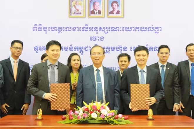 Hai bên chụp ảnh lưu niệm tại buổi ký kết.
