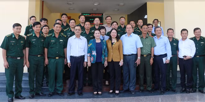 Chủ tịch Quốc hội Nguyễn Thị Kim Ngân chụp hình cùng cán bộ chiến sĩ Bộ Chỉ huy Bộ đội Biên phòng tỉnh An Giang.