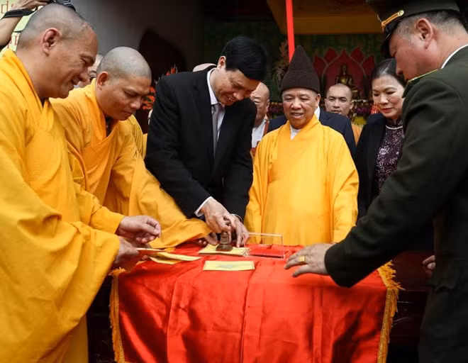Lãnh đạo Quảng Ninh, Uông Bí và Giáo hội Phật giáo Việt Nam tỉnh Quảng Ninh đóng dấu khai ấn mùa lễ hội Yên Tử 2019.