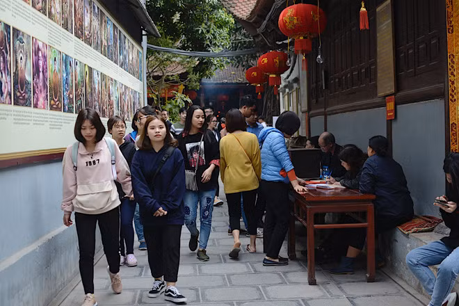 Nếu như các ngôi chùa khác thì người đến thắp hương thường là những người lớn tuổi thì ở chùa Hà, đông nhất lại là các bạn trẻ đến đây để cầu tình duyên.