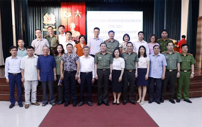 Đại tá Phạm Văn Long, Giám đốc Công an tỉnh Nam Định cùng đại diện một số cơ quan báo chí dự tọa đàm.