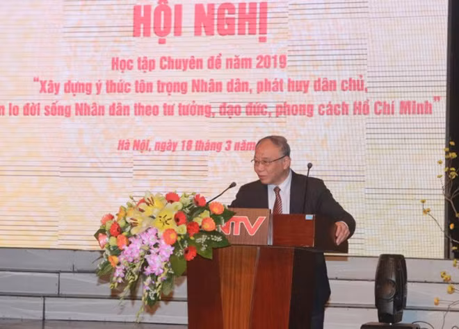 GS. TS Hoàng Chí Bảo truyền đạt các nội dung Chuyên đề năm 2019.