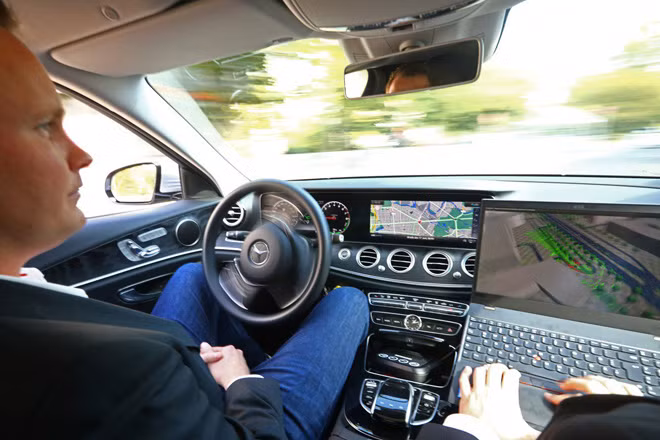 Một chiếc xe tự hành thử lái trên đường ở Berlin (Đức) ngày 19-9-2019. Ảnh: Reuters.