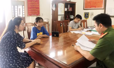 Cháu H. khai báo tại Công an tỉnh Thanh Hoá trước sự trợ giúp của cán bộ trung tâm trợ giúp pháp lý.