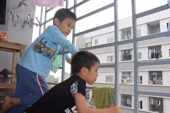 Trẻ nhỏ hiếu động thường leo trèo lên cửa sổ căn hộ chung cư gây nguy hiểm đến tính mạng. (Nguồn: Internet).