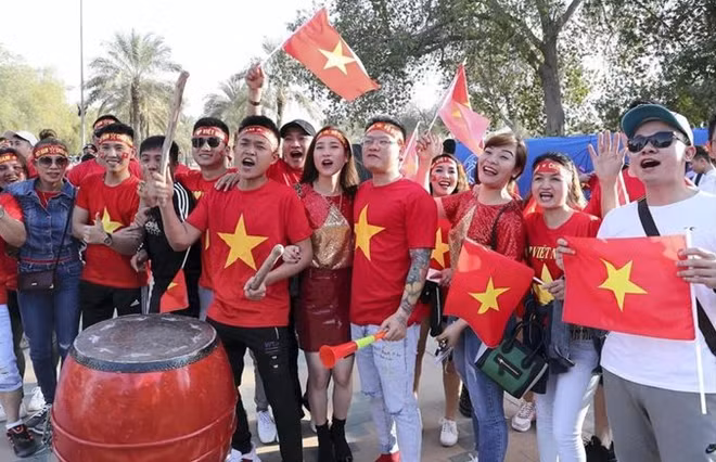 The National đã đăng tải những khoảnh khắc người hâm mộ từ các quốc gia châu Á tới UAE cổ vũ tại Asian Cup 2019. Hình ảnh của CĐV Việt Nam được ghi lại bên ngoài sân vận động Al Nahyan tại Abu Dhabi trước trận Việt Nam - Iran có kết quả 2 - 0 vào 12-1. Sắp tới, các học trò của HLV Park Hang-seo sẽ tranh tài với Yemen vào 23h ngày 16-1.