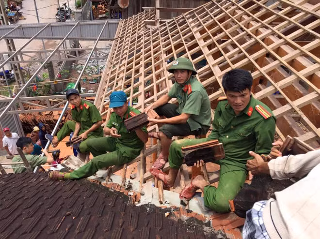 Trung úy Nguyễn Văn Lập cùng đồng đội tu sửa nhà giúp dân.