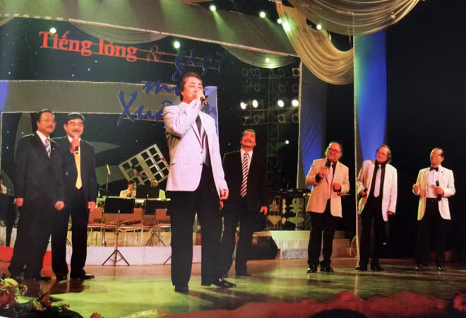 7 nghệ sĩ nhân dân với ca khúc “Chúng tôi người nghệ sĩ” trong đêm nhạc “Ngẫu hứng Hữu Ước”, tháng 3-2008.