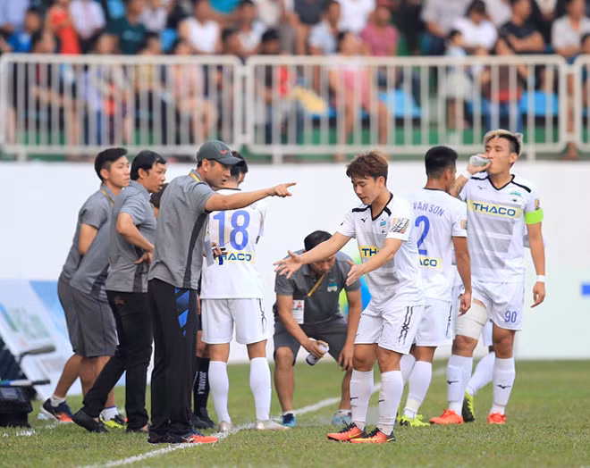 HAGL đang trình diễn lối chơi nhàm chán. Ảnh: M.T..