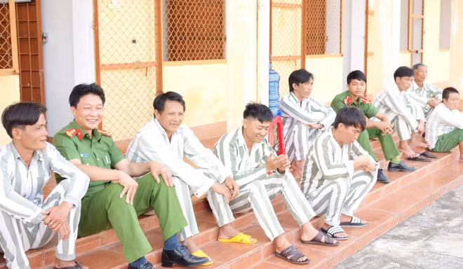 Quản giáo cùng các phạm nhân nghỉ ngơi sau giờ lao động.