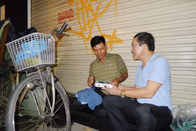 Không chỉ đồng hành cùng Báo CAND qua các chương trình từ thiện, ông Lâm Tấn Lợi còn thường tận tay trao suất ăn cho người nghèo vô gia cư trên đường phố Sài Gòn lúc nửa đêm về sáng.