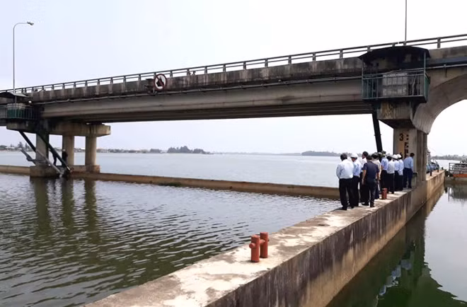 Các cơ quan chức năng kiểm tra đập ngăn mặn Thảo Long.
