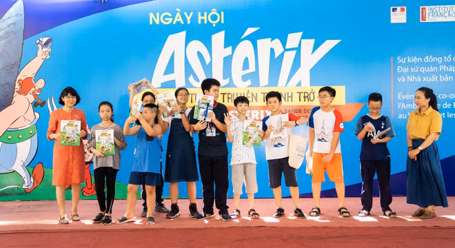 Một buổi giao lưu của các em nhỏ và tác giả. Một buổi giao lưu của các em nhỏ và tác giả.