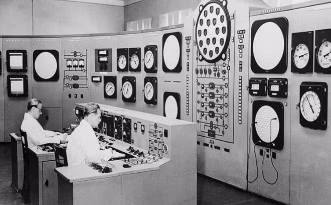 Các nhà khoa học Liên Xô đã làm việc chăm chỉ cho dự án nguyên tử cuối những năm 1940.