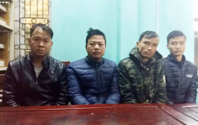 Các đối tượng gây rối làm ách tắc giao thông tại trạm BOT Phả Lại.