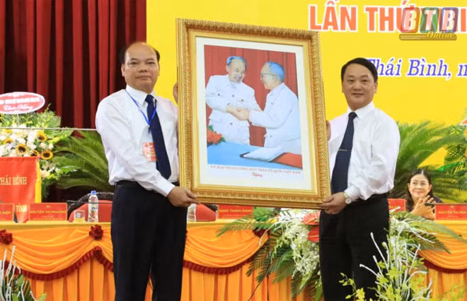 Đồng chí Hầu A Lềnh, Tổng thư ký Ủy ban Trung ương MTTQ Việt Nam tặng quà lưu niệm chúc mừng Đại hội.