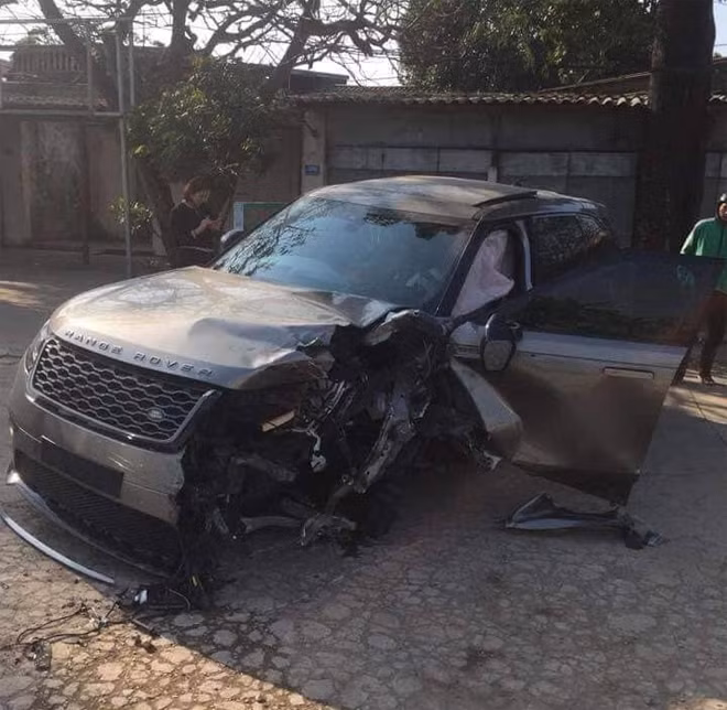 Chiếc Range Rover tan hoang sau va chạm.