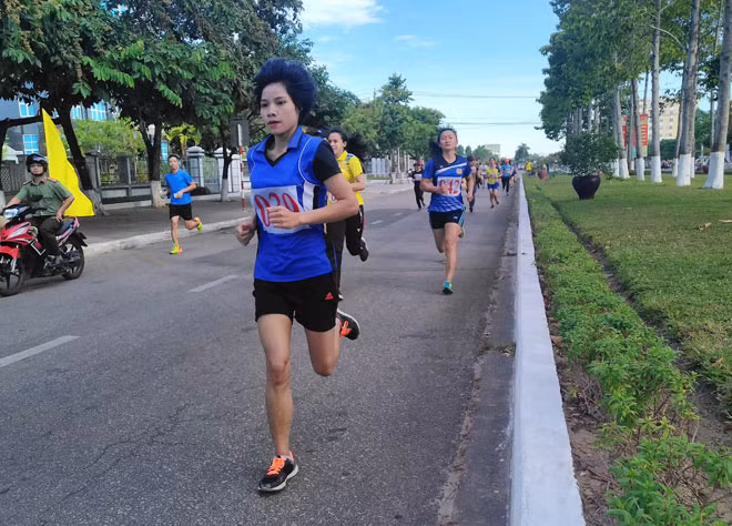 Các VĐV nữ cũng hết mình trên đường đua cuối cùng tại nội dung cá nhân nữ môn chạy vũ trang – việt dã.