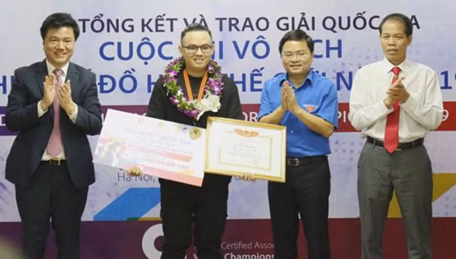 Ban tổ chức trao thưởng cho thí sinh đạt giải nhất cuộc thi quốc gia.