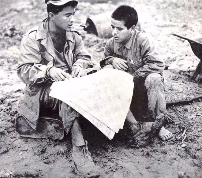 Binh sĩ Nisei, Warren Higa thẩm vấn tù binh Nhật tại trận đánh ở Okinawa, chiến tranh Thái Bình Dương. Binh sĩ Nisei, Warren Higa thẩm vấn tù binh Nhật tại trận đánh ở Okinawa, chiến tranh Thái Bình Dương.