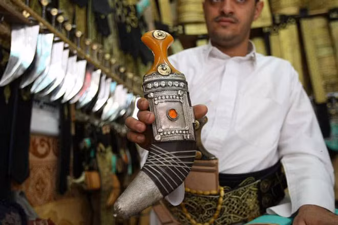 Sừng tê giác thường được sử dụng như tay cầm của dao găm truyền thống ở Yemen gọi là jambiya.