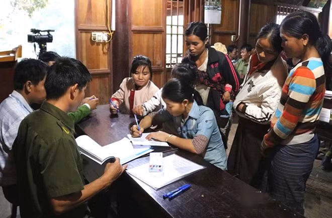 Lực lượng Công an tuyên truyền, tổ chức cho phụ nữ vùng cao ký cam kết không ra nước ngoài bán con. Lực lượng Công an tuyên truyền, tổ chức cho phụ nữ vùng cao ký cam kết không ra nước ngoài bán con.