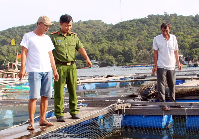 Công an xã Sơn Hải, huyện Kiên Lương (Kiên Giang) tuyên truyền về khai thác hải sản đúng quy định cho các chủ tàu cá và ngư dân. Công an xã Sơn Hải, huyện Kiên Lương (Kiên Giang) tuyên truyền về khai thác hải sản đúng quy định cho các chủ tàu cá và ngư dân.