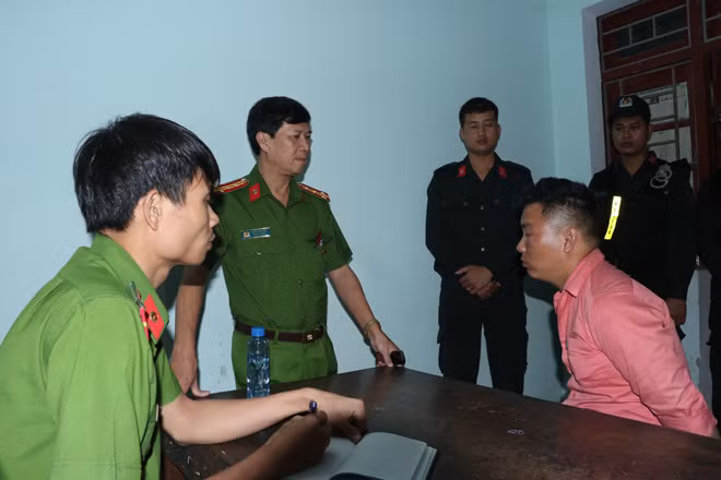 Đối tượng Hà Văn Sính tại cơ quan điều tra. Đối tượng Hà Văn Sính tại cơ quan điều tra.
