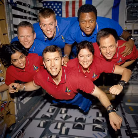 Bức ảnh chụp 7 phi hành gia tham gia vào sứ mạng STS-107 của tàu con thoi Columbia. Ảnh nguồn: NASA/JSC.