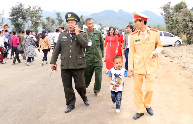 Bé Nguyễn Công Tiểu Bảo đã được các chú Công an trao trả người nhà. Bé Nguyễn Công Tiểu Bảo đã được các chú Công an trao trả người nhà.