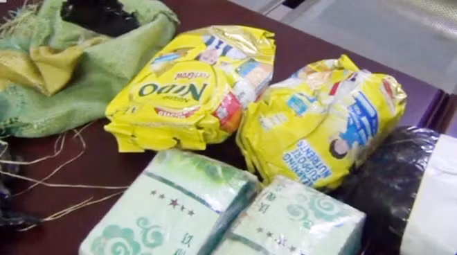 Sau khi "phù phép" 1 thành 3, Tuấn đóng heroin vào các bao bì in hình bánh, kẹo, cà phê để tránh bị phát hiện.