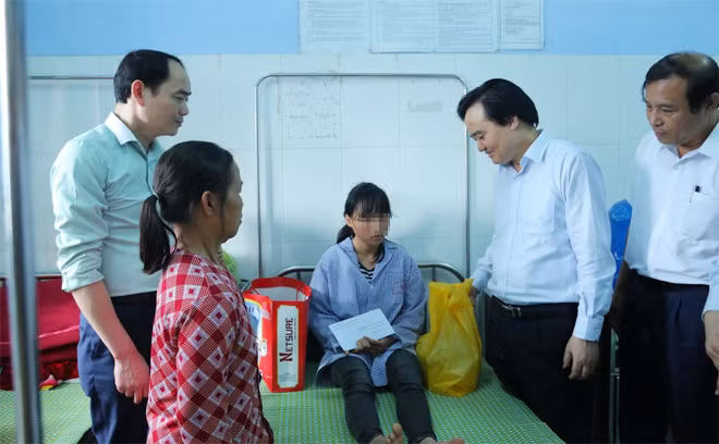 Bộ trưởng Bộ GD&ĐT Phùng Xuân Nhạ thăm nữ sinh đang điều trị tại bệnh viện. Bộ trưởng Bộ GD&ĐT Phùng Xuân Nhạ thăm nữ sinh đang điều trị tại bệnh viện.
