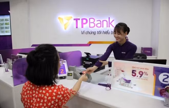 Nhiều khách hàng lựa chọn mua vàng cầu may tại ngân hàng.